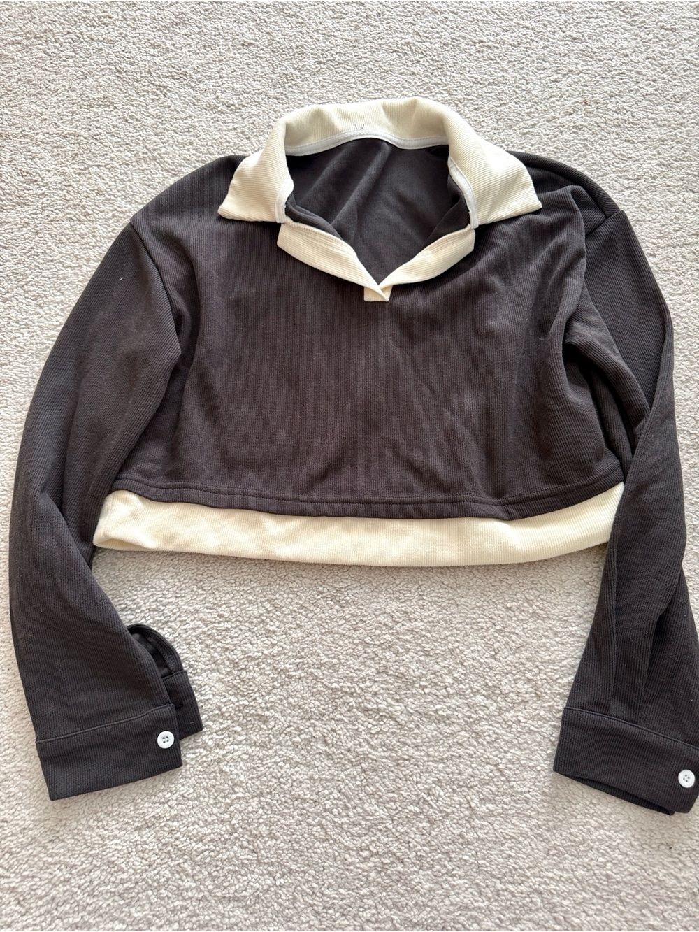Cropped Contrast Collar Long-Sleeve Top - Charcoal Gray & Cream